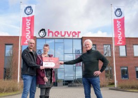 2103 Jan Foundation overhandiging cheque Karin-site